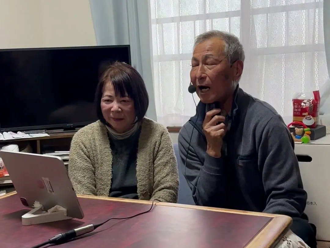 電気喉頭を使って自宅で会話するご利用者とご家族