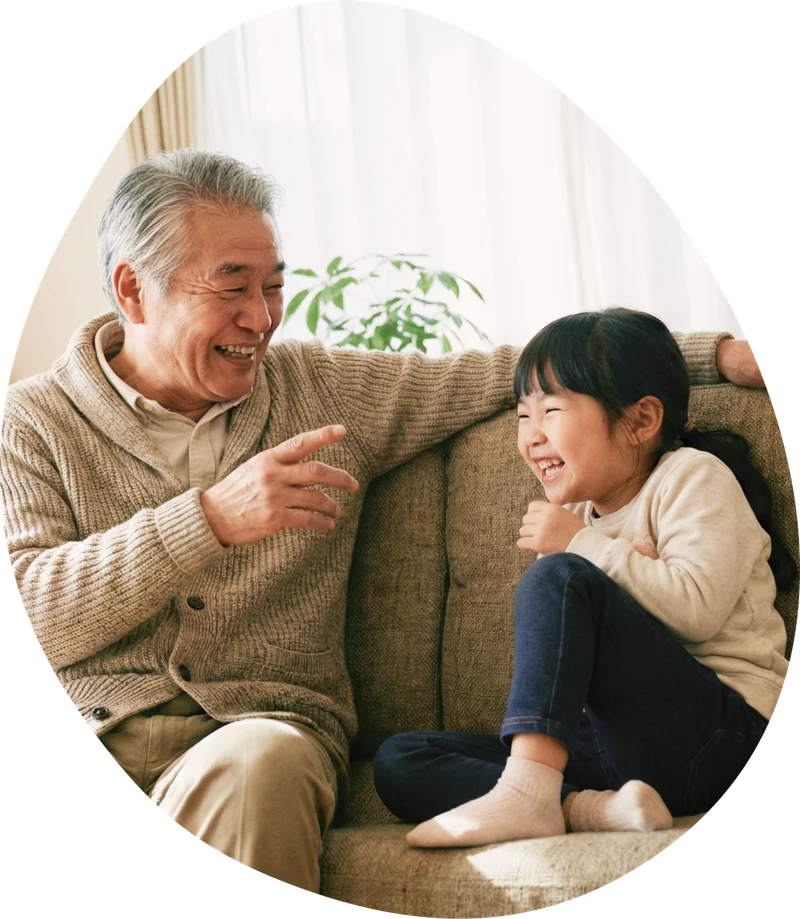 ソファで会話する祖父と孫娘